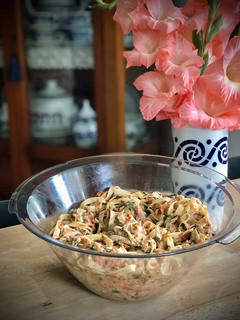 Una foto de Tallarines frescos con salsa de espinacas y tomate