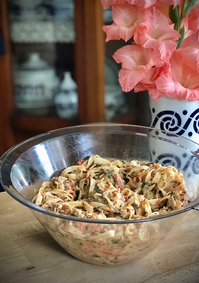 Una foto de Tallarines frescos con salsa de espinacas y tomate
