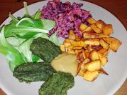 Una foto de repollo morado vegano