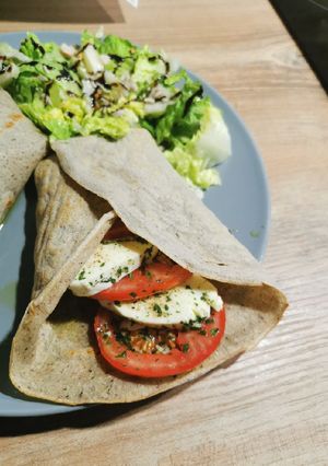 Une photo de Galette de sarrasin à la salade caprese