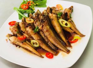 Hình của món Cá bống biển kho tiêu.