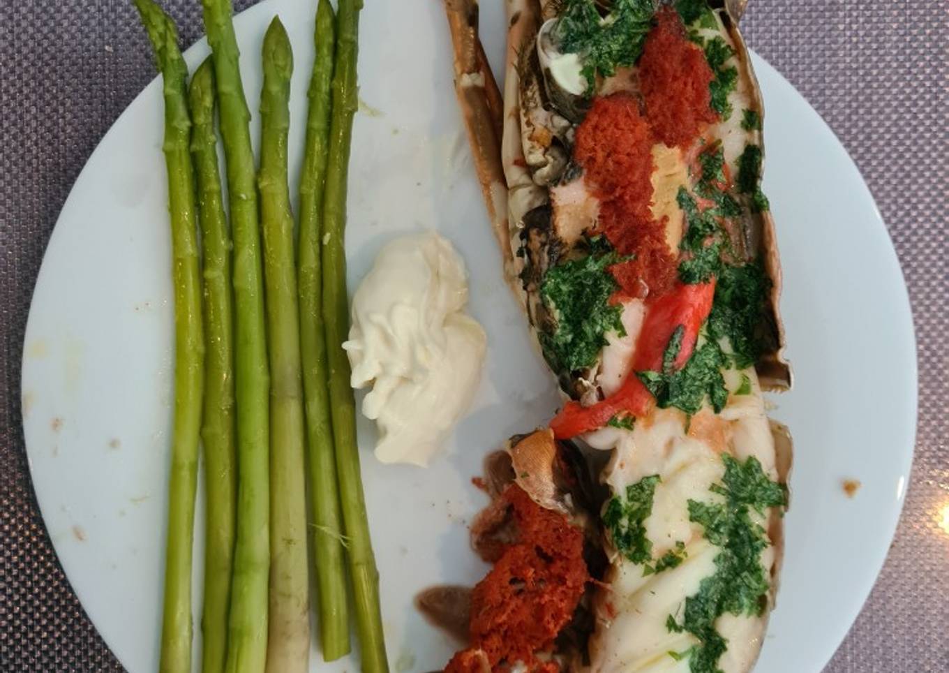 Langosta al horno con mantequilla de cilantro