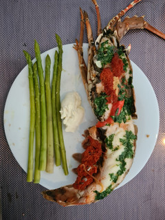 Foto principal de Langosta al horno con mantequilla de cilantro