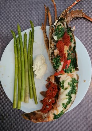 Una foto de Langosta al horno con mantequilla de cilantro