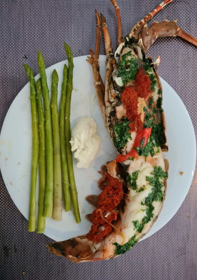 Una foto de Langosta al horno con mantequilla de cilantro