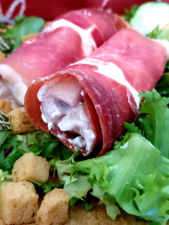 Una foto de Rollitos de Jamón serrano con melón, mascarpone y cereza negra