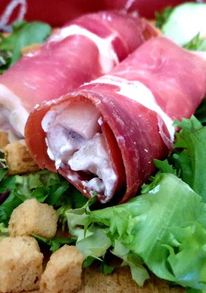 Una foto de Rollitos de Jamón serrano con melón, mascarpone y cereza negra