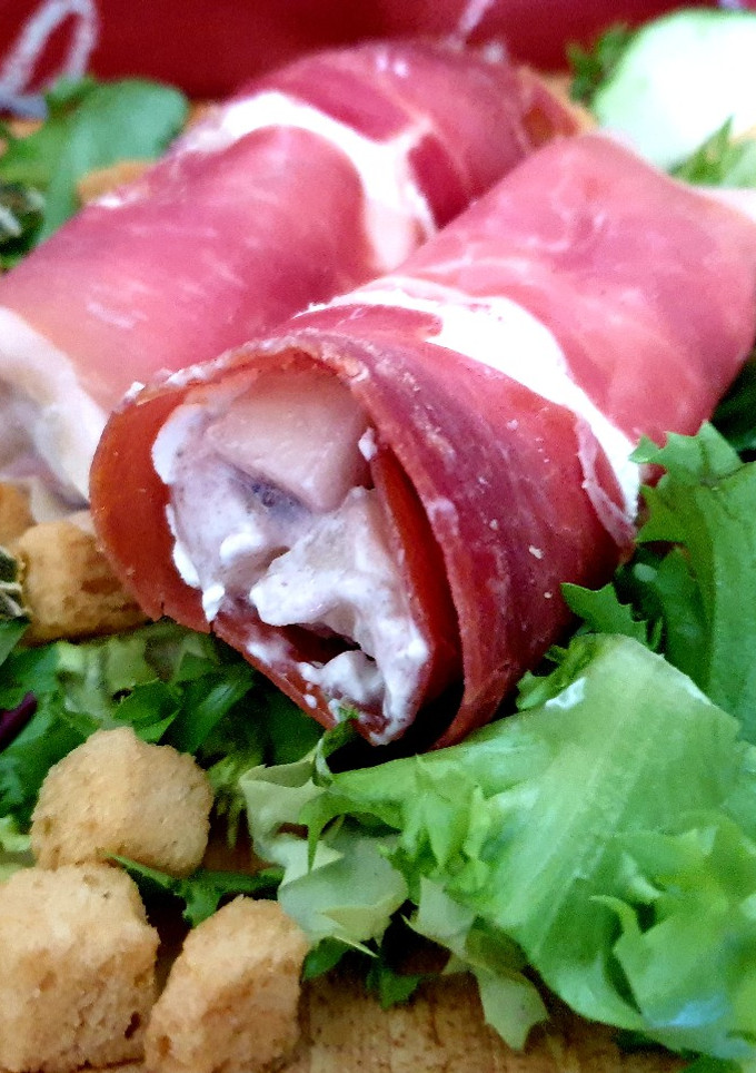 Una foto de Rollitos de Jamón serrano con melón, mascarpone y cereza negra