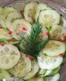 Uborka saláta, balzsamecetes saláta öntettel