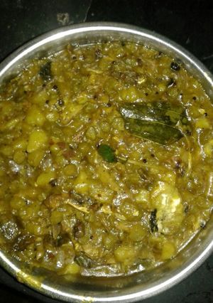 A picture of Bhanga sukto (broken curry with fish head portion).