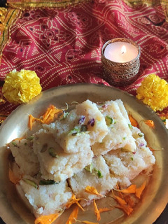 केसरिया कोकोनट बर्फी (kesariya coconut burfi recipe in Hindi) रेसिपी मुख्य फोटो