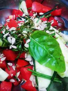 Una foto de Ensalada de pepino, tomate y albahaca