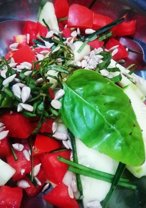 Una foto de Ensalada de pepino, tomate y albahaca