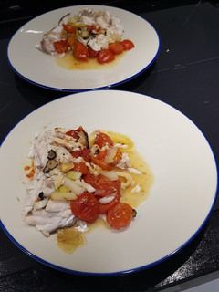 Una foto de Rustidera de pescado light, con lechola (pez limón), tomate cherry y trufa