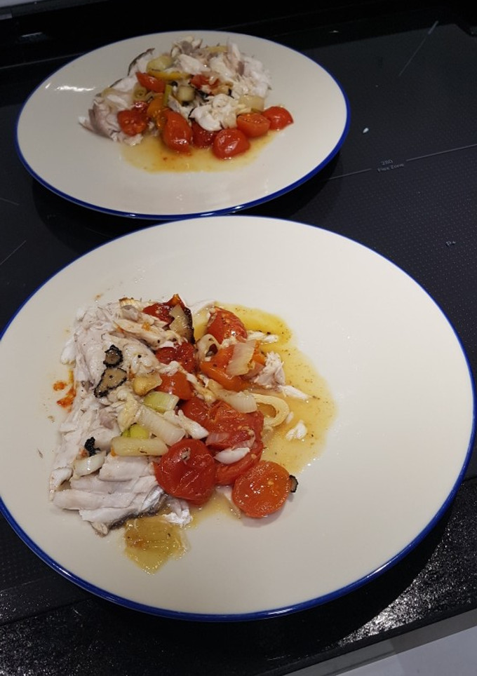Una foto de Rustidera de pescado light, con lechola (pez limón), tomate cherry y trufa