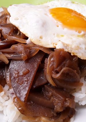 Una foto de Berenjenas🍆 y cebollas🌰 en salsa con arroz🍚 y 🍳