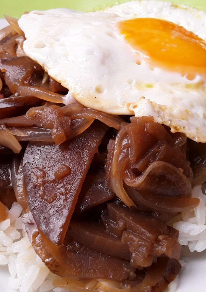 Una foto de Berenjenas🍆 y cebollas🌰 en salsa con arroz🍚 y 🍳