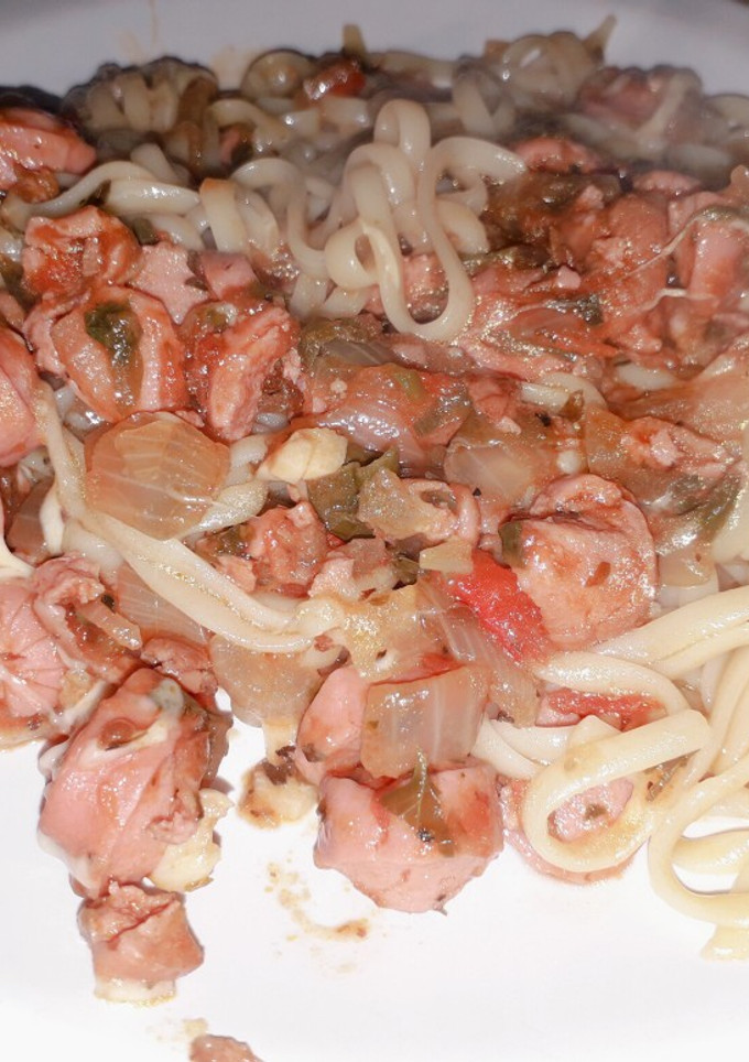 Una foto de Salsa de salchichas con tallarines