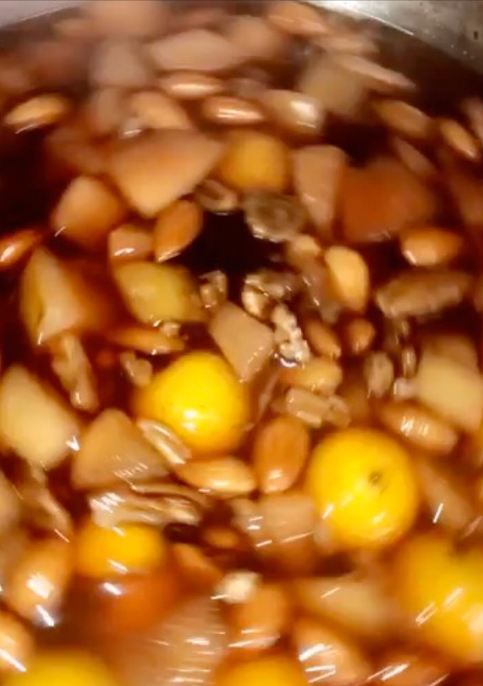 Una foto de Ponche de frutas 🍇 (calientito)