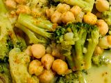 Brócoli al curry con garbanzos y leche de avena