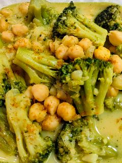 Una foto de Brócoli al curry con garbanzos y leche de avena