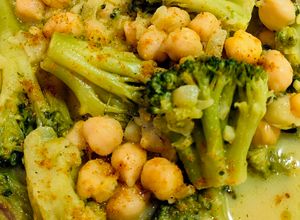 Foto principal de Brócoli al curry con garbanzos y leche de avena
