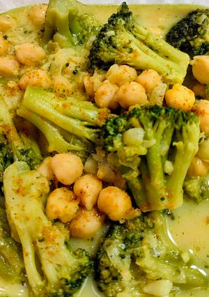 Foto principal de Brócoli al curry con garbanzos y leche de avena