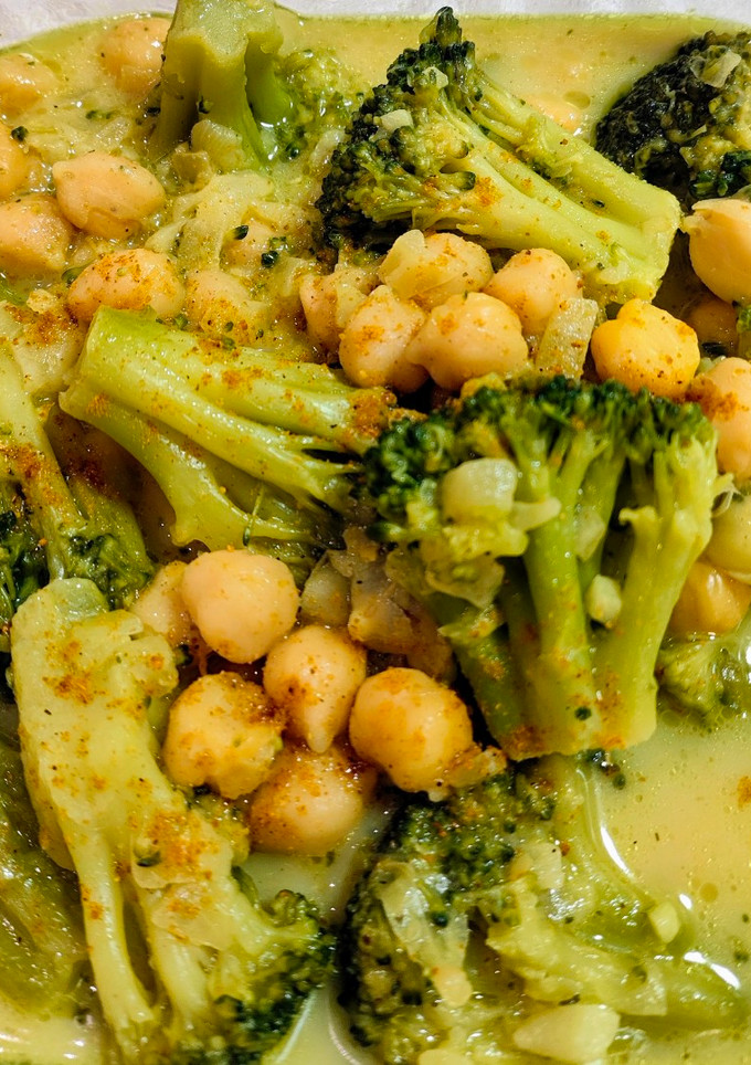Una foto de Brócoli al curry con garbanzos y leche de avena