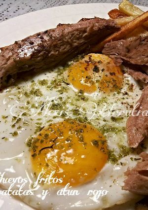 Foto principal de Huevos fritos con ajos, perejil y troncos de atún rojo