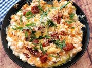 Una foto de queso ricotta albahaca