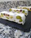 Turrón de camembert, pistachos y pasas