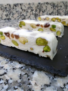 Una foto de Turrón de camembert, pistachos y pasas