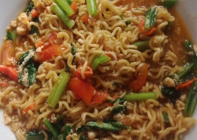 Mie nyemek Indomie goreng praktis