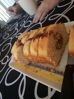Una foto de Budín con corazón de coco y dulce de leche