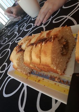 Una foto de Budín con corazón de coco y dulce de leche