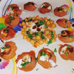 A picture of Dahi Golgappe chaat.