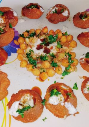 A picture of Dahi Golgappe chaat.