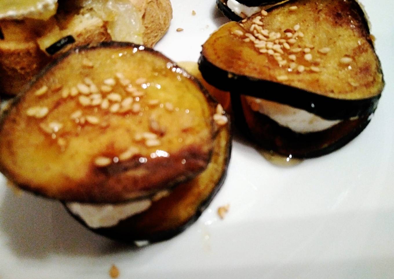 Berenjenas fritas rellenas de queso de untar