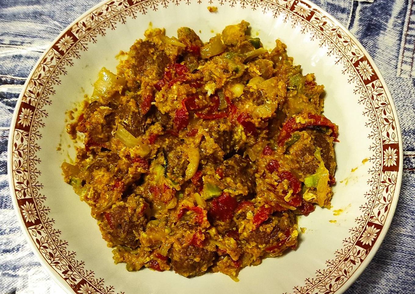 Albóndigas veganas con troncos brócoli, cebolla, pimientos piquillo y salsa Juliette