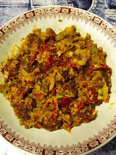 Una foto de Albóndigas veganas con brócoli, cebolla, pimientos piquillo y salsa Juliette