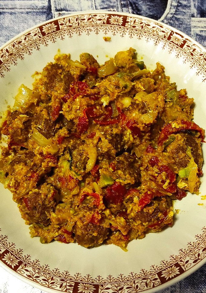 Una foto de Albóndigas veganas con brócoli, cebolla, pimientos piquillo y salsa Juliette