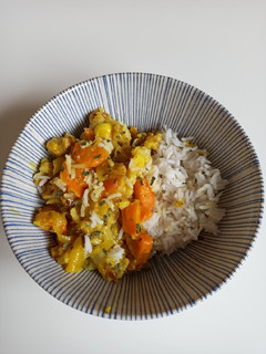 Una foto de Coliflor asada en salsa suave de curry con arroz basmati