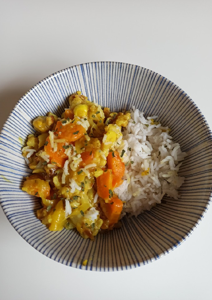 Una foto de Coliflor asada en salsa suave de curry con arroz basmati