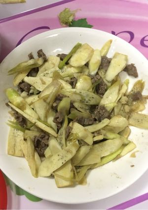 Hình của món Củ niễng xào thịt bò.