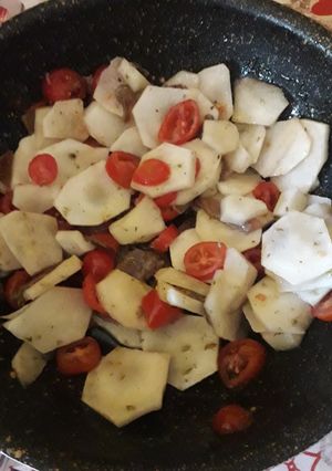 Foto di Topinambur in insalata con pomodorini e acciughe
