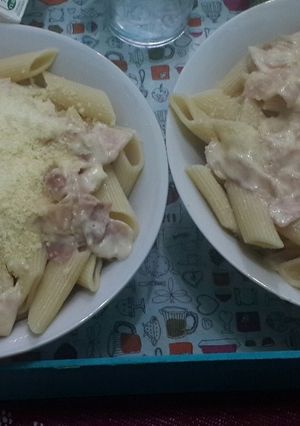Una foto de Fideos con crema y atún o jamón