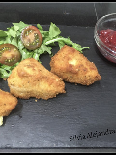 Una foto de Camembert frito con mermelada de frambuesa