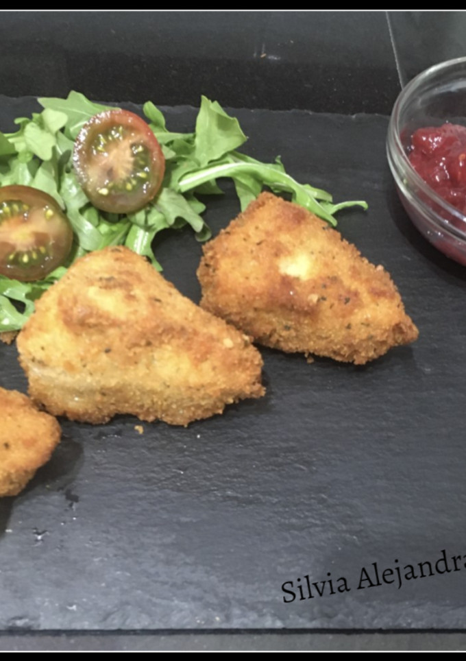 Una foto de Camembert frito con mermelada de frambuesa