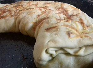 Una foto de Strudel de champignones y cebolla caramelizada
