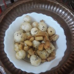 A picture of Sweet phool makhana and peanuts.